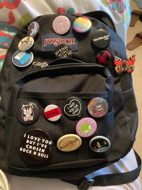 Pizza People, Decorated Bag, Alt Subcultures, Decorated Bags, Inside My Bag, Backpack Decoration, Fall Inspo, Interesting Stuff, Fun Bags