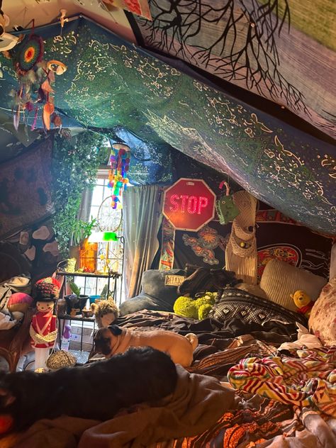 Hippie Loft Bed, Weirdcore Room Decor, Cluttercore Room, Funky Bedroom Ideas, Trippy Rooms Bedrooms, Trippy Apartment, Cluttercore Bedroom, Chaotic Room Aesthetic, Cool Shops