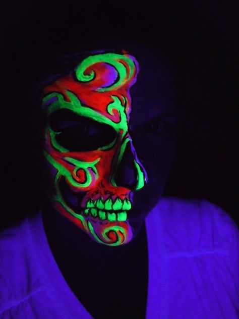 Black Light Face Paint, Glow Face Paint, Black Light Makeup, Uv Face Paint, Neon Face Paint, Beautiful Halloween Makeup, Glow Photos, Glow Paint, Neon Makeup