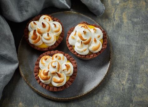 Gluten-free passionfruit and chocolate meringue tartlets Coffee Shop Pastries, Chocolate Tartlets, Passion Fruit Recipes, Scottish Desserts, Things I Deserve, White Recipes, Fruit And Chocolate, Pies Savory, Egg White Recipes