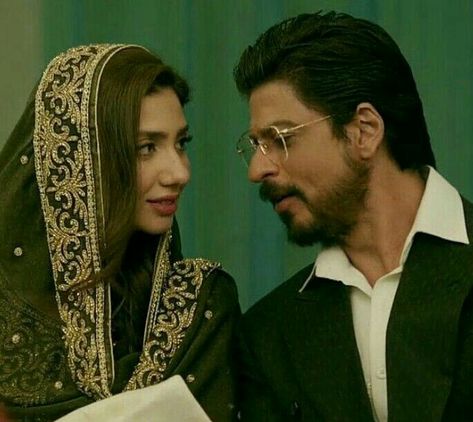 Raees Mahira Khan, Raees Srk, Shahrukh Khan Raees, Kissing Scene, Srk Movies, Mahira Khan, Bollywood Photos, Bollywood Couples, Shah Rukh Khan