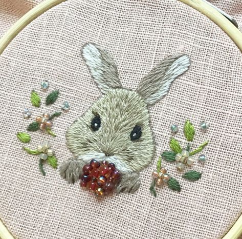 Shaded Embroidery, Stitch Things, Easter Embroidery Patterns, Silk Ribbon Embroidery Patterns, Bunny Embroidery, Diy Bead Embroidery, Animal Embroidery Designs, Easter Embroidery, Basic Embroidery Stitches