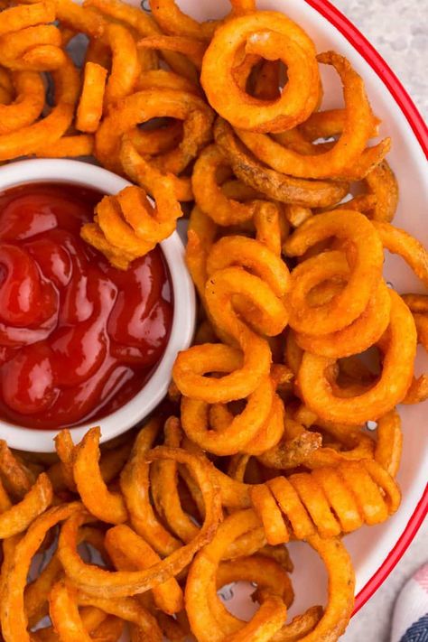 Skip the drive through and make Arby’s frozen curly fries in the air fryer! You’ll get all the fast food deliciousness you crave in less than 15 minutes right in your own kitchen. Arby's Curly Fries, Fries In The Air Fryer, Homemade Buffalo Sauce, Waffle Fries, Curly Fries, Measuring Ingredients, Fries Recipe, Food Therapy, Family Cooking