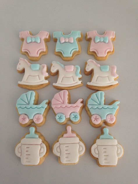 Biscotti Baby Shower Bebe, Cookies Gender Reveal, Gender Reveal Candy, Moldes Para Baby Shower, Baby Boy Cookies, Baby Shower Cake Designs, Gender Reveal Cookies, Food Art For Kids, Royal Iced Cookies