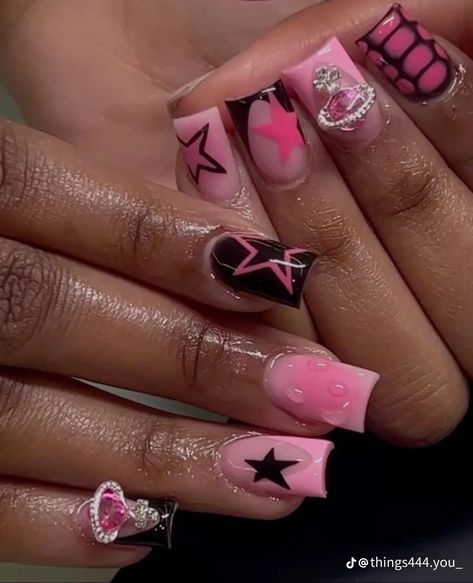 Short Design Nails Art Ideas, Acrylic Nail Ideas Black Women, Short Square French Nail Designs, Nail Tech Nail Designs, French Tip Nails With Design Pink, Nail Art Freestyle, Short French Designs, Short Acrylic Nails Freestyle, T On Nails