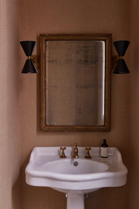 Modern Powder Room Ideas, Dramatic Powder Room, Powder Room Pedestal Sink, Jeff Andrews Design, Powder Room Modern, Moody Powder Room, Wallpaper Powder Room, Moody Bathroom, Modern Powder Room