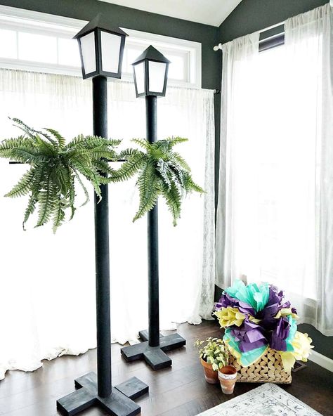 Diy Light Poles, Diy Lamp Post, Photo Props Diy, Theatre Props, Dancing Party, Event Props, Diy Event, Event Tent, Photo Booths