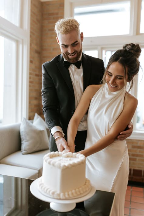 Elopement Cake Photos, Elopement Wedding Cake, Save The Date Photoshoot, Date Photoshoot, Elopement Cake, Cool Girl Wedding, Cake Treats, Texas Elopement, Mini Wedding Cakes