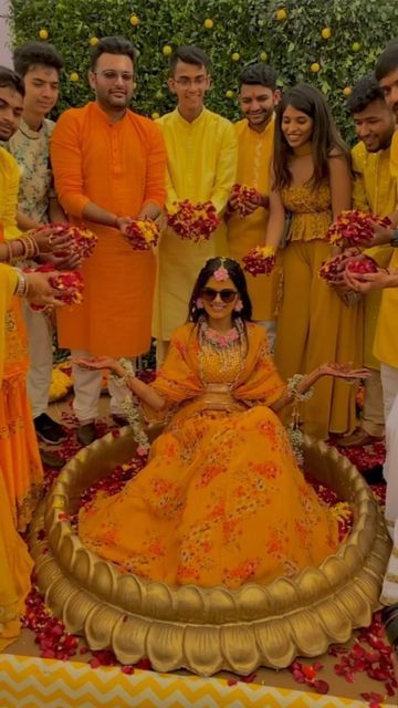 Haldi Photography Ideas, Haldi Look For Bride, Haldi Poses For Bride, Haldi Dress Ideas, Haldi Outfit For Bride, Haldi Photoshoot, Haldi Ceremony Decorations, Mehendi Function, Haldi Ceremony Outfit