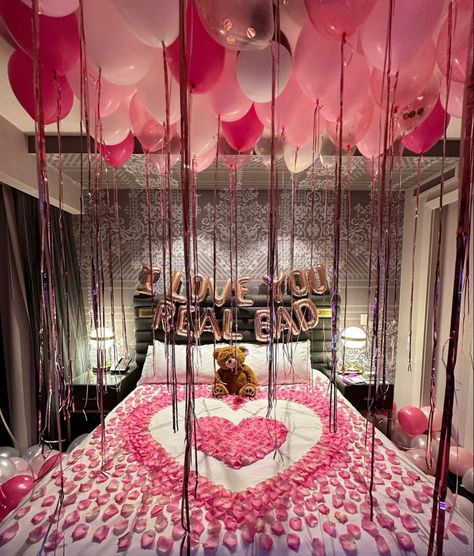 Decorate Hotel Room For Valentines Day, Valentines Hotel Decor, Hotel Room Design For Anniversary, Valentines Day Room Set Up, Cute Hotel Ideas For Girlfriend, Pink Hotel Decorations, Valentine Room Ideas, Romance Hotel Room Ideas, Hotel Set Up Romantic