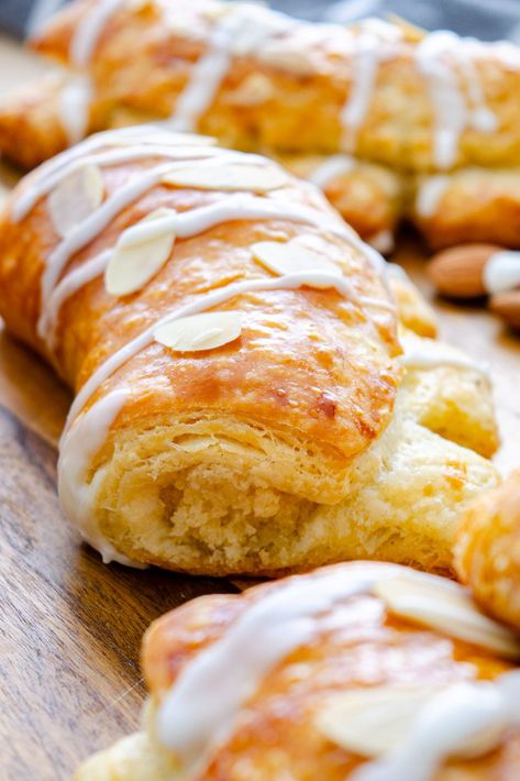 Finally a pastry dough that's easy-to-handle: These bear claws are pure almond pastry bliss! Almond Ring Pastry, Apple Bear Claw Recipe, Almond Bear Claws, Bearclaw Recipe, Almond Danish Pastry, Almond Bear Claw Recipe, Almond Pastry Filling Recipes, Bear Claws Recipe Easy, Bearclaws Pastry