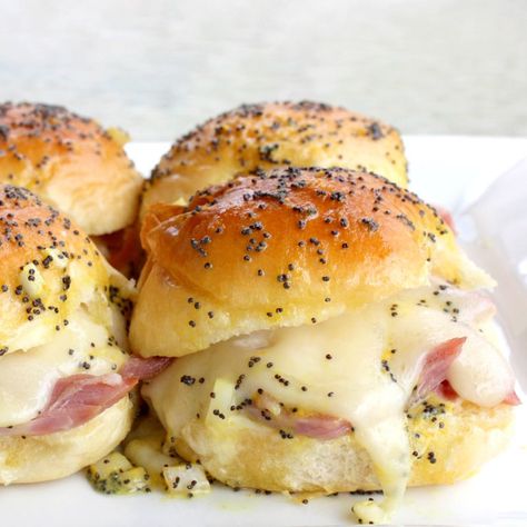 22 Hearty Dinner Appetizers – Recipes for Filling Appetizers for Dinner—Delish.com Ham And Swiss Sliders, Brunch Party Recipes, Ham Cheese Sliders, Ham And Cheese Sliders, Breakfast Slider, Cheese Sliders, Bowl Party Food, Spring Entertaining, Party Sandwiches