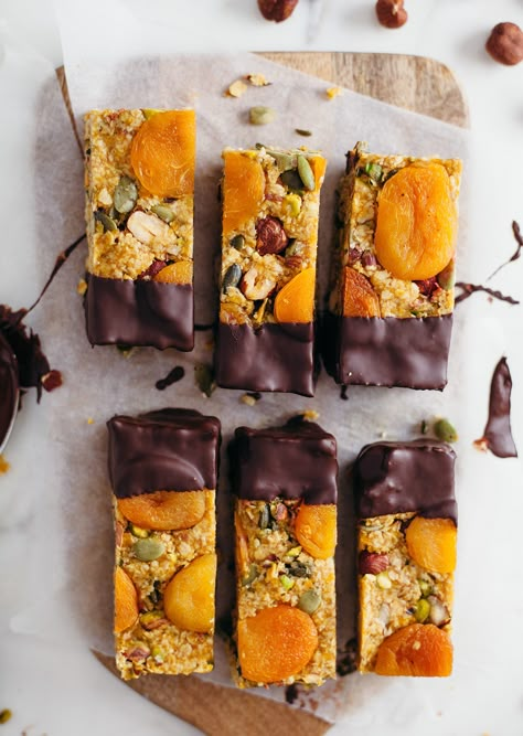 Raw Apricot + Ginger Energy Bars - So Vegan Deserturi Raw Vegan, Vegan Energy Bars, Energy Bars Recipe, Fruit And Nut Bars, Nut Bars, Energy Foods, Bars Recipe, Energy Bites, Energy Bars