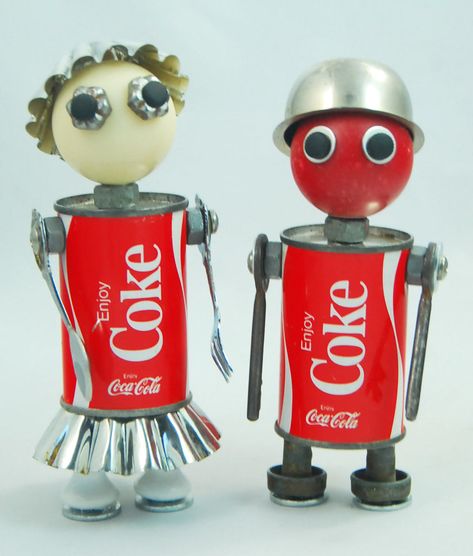 Sadie and Sam Tin Can Robots, Pop Can Crafts, Recycled Christmas Decorations, Recycled Toys, Recycled Robot, Soda Can Crafts, Tin Can Art, Aluminum Can Crafts, Recycled Art Projects