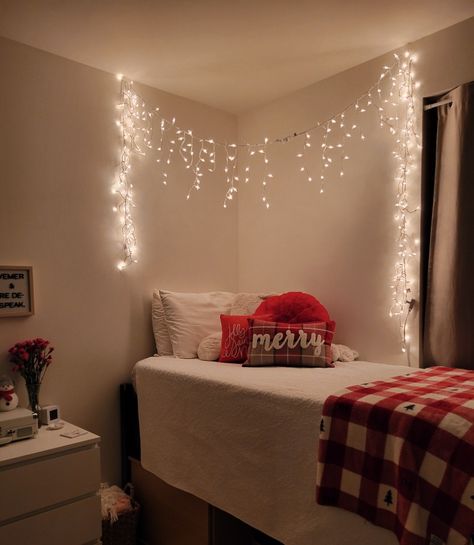 College Room Christmas Decorations, Winter Dorm Decor, Small Christmas Room Decor, Christmas Decor Ideas For Dorm Room, Christmas Dorm Decorations Room Ideas, College Dorm Room Christmas Decorations, Christmas Dorm Room Decor, Small Bedroom Christmas Tree, Simple Christmas Decor Bedroom