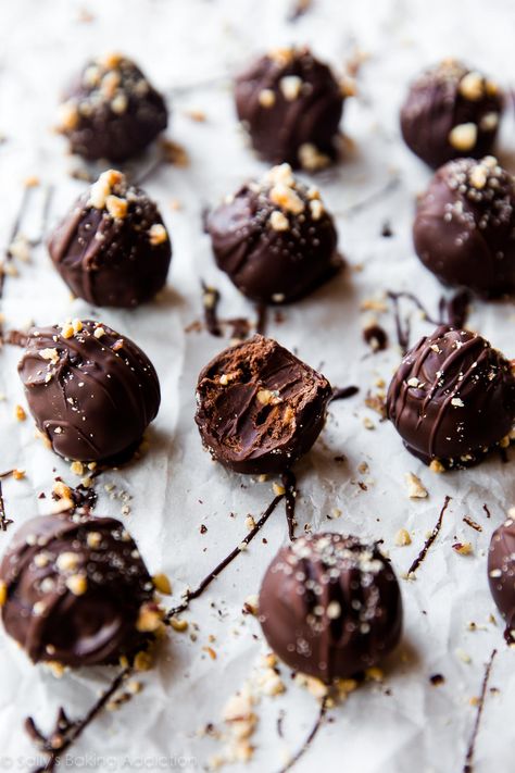 Sweet, rich, and nutty chocolate hazelnut crunch truffles with Nutella! Creamy and absolutely divine homemade candy recipe. Choc Truffles, Hazelnut Truffles, Hazelnut Crunch, Healthy Pumpkin Bread, Pumpkin Recipes Healthy, Savory Pumpkin Recipes, Sally's Baking, Slow Cooker Desserts, Candy Recipes Homemade