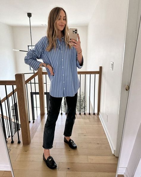 Picture of a blue striped shirt, black jeans, black loafers are an easy and elegant outfit for spring Blue Striped Blouse Outfit, Blue Stripe Shirt Outfit, Striped Blouse Outfit, White Striped Shirt Outfit, Blue Striped Shirt Outfit, Striped Shirt Outfit, Black Loafers Outfit, Nashville Fashion, Outfits With Striped Shirts