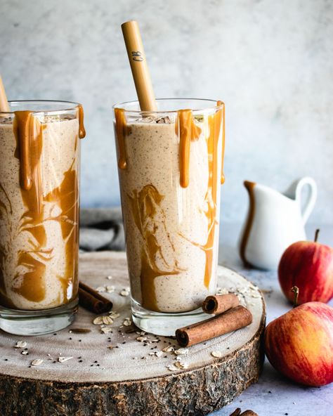 Easy Apple Pie Smoothie (gluten-free and vegan) - The Delicious plate Apple Pie Smoothie Recipe, Fall Smoothies, Banana Chia Pudding, Apple Pie Smoothie, Breakfast Smoothie Bowl, Coconut Chia Pudding, Coconut Bowls, Easy Apple Pie, Vegan Caramel