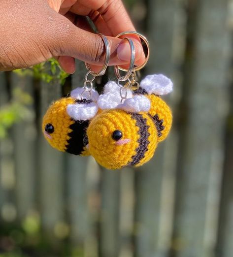 DIY Bee Crochet Keychain: Easy Guide Bee Keychain Crochet, Keychain Crochet Ideas, Crochet Bee Keychain, Diy Bee, Bee Keychain, Bee Crochet, Crochet D, Bee Wings, Crochet Unique