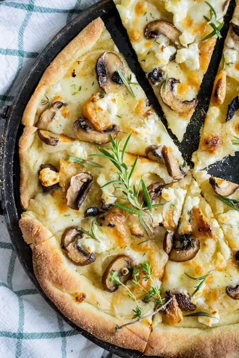 Garlic White Pizza, Pizza Blanca, Mushroom Garlic, Pizza Vegana, Vegan Pizza Recipe, Mushroom Pizza, White Pizza, Wild Mushroom, Garlic Mushrooms