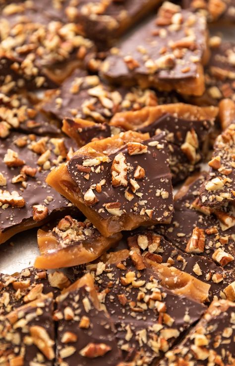 Wyseguide Recipes, English Toffee Recipe, Candy Homemade, Wyse Guide, Delicious Holiday Desserts, Toffee Candy, Toffee Recipe, English Toffee, Christmas Foods