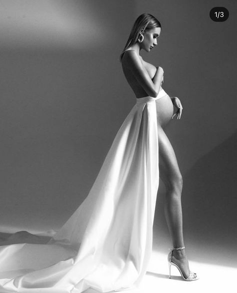 Kim Kardashian Pregnant Photoshoot, Original Maternity Photoshoot, Prenatal Photoshoot Ideas, Vogue Maternity Shoot, High Fashion Maternity Shoot, Prenatal Photoshoot, Nude Pregnancy Shoot, Pregnant Photoshoot Ideas, Vintage Maternity Shoot