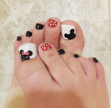 Disney Toes Designs, Disney Toenails, Disney Toe Nail Designs, Disney Pedicure, Nail Art Mickey Mouse, Disneyland Nails, Mouse Nails, Disney Nail Designs, Mickey Mouse Nails