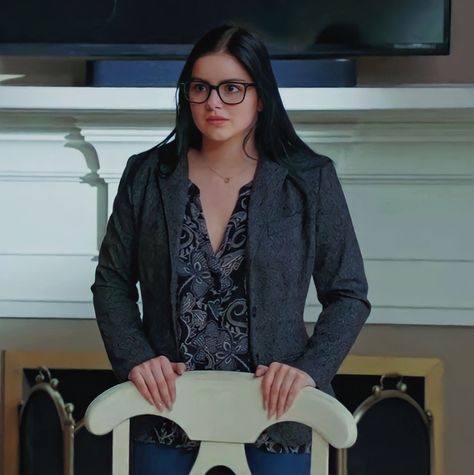 modern family icons // alex dunphy icons Modern Family Icons, Alex Dunphy, Nancy Mckeon, Ariel Winter, Modern Family, Girl Power, Ariel, Women's Blazer, Actresses