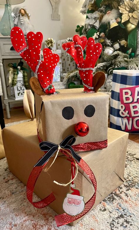 Reindeer Christmas Packages, Reindeer Christmas Wrapping Ideas, Stackable Gift Wrapping Ideas, Reindeer Christmas Present Boxes, Snowman Wrapping Ideas, Snowman Presents Tower, Reindeer Presents Tower, Funny Christmas Wrapping Ideas, Reindeer Gift Tower