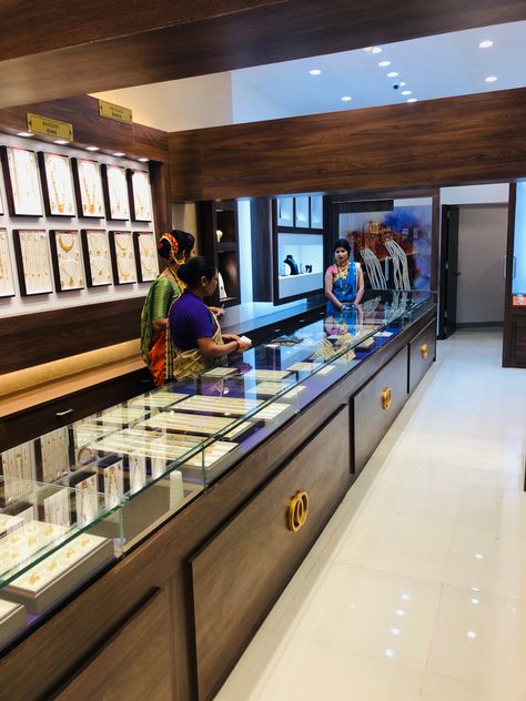 Jewellers Shop Interior Design, Gold Showroom Interior, Jewellery Showroom Interiors, Jewelry Counter Design, Small Jewellery Shop Design, Jewelry Showroom Design, Beautiful Houses Inside, Jewellers Shop, Shop Counter Design