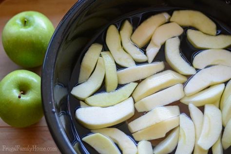 Did you know you can freeze apples? When I can get apples at a great price I stock up and add them to the freezer. It’s really easy to do and if you know my secret you can keep your apples from turning brown in the freezer. These freezer apples are great in all kinds of apple recipes. Come on over and see how to freeze apples. Freezer Apples, How To Freeze Apples, Freezing Apple Pie, Freeze Apples, Freezer Apple Pie Filling, Freezing Fruit, Freeze Sweet Potatoes, Homemade Apple Pie Filling, Freezing Apples