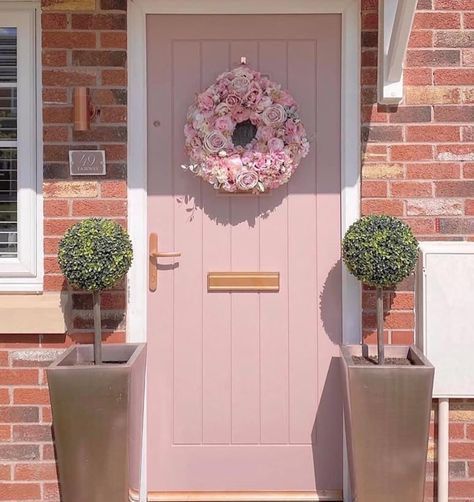 Dress Me Pretty on Instagram: “What a pretty pink house makeover 💕🥰⠀ .⠀ Apparently this lady spent 50k decorating every room in her house pink. I mean we all love pink,…” Sims 4 Animal Crossing, Pink House Exterior, Kawaii House, Pink Front Door, Aesthetic House, Pink Paradise, Pink Cottage, Pink Door, Painted Front Doors