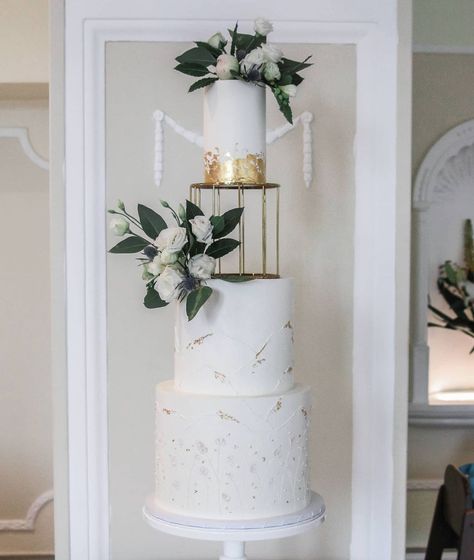 Sally Cooper on Instagram: “EMILY & ALUN 🌿 Absolutely loved creating this white and gold showstopper which was set up at @langdalechase - my first visit here which has…” Cake Separators, Cake Spacer, Bird Cage Cake, Cake Riser, Anti Gravity Cake, Metallic Cake, Geometric Cake, Gold Cake Stand, Gravity Cake