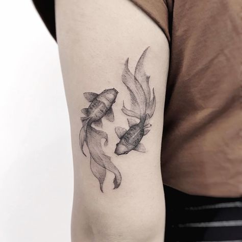 Tattoo of two goldfish swimming. Black and grey, detailed, single needle / fineline, microrealism tattoo. Tattos For Guys, Dragon Thigh Tattoo, Goldfish Swimming, Goldfish Tattoo, Thigh Tattoos For Women, Swimming Tattoo, Pisces Tattoos, Ghost Tattoo, Koi Fish Tattoo