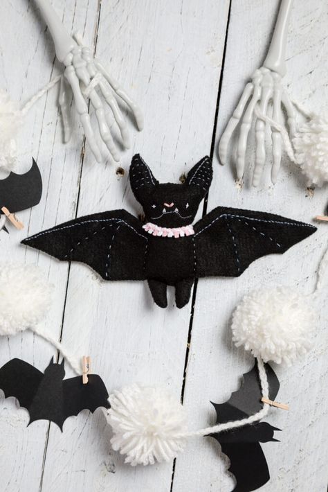 Stuffed Bat, Felt Halloween Decorations, Cool Decorations, Bat Craft, Kid Friendly Halloween, Halloween Sewing, Modern Halloween, Bat Pattern, Plushie Patterns