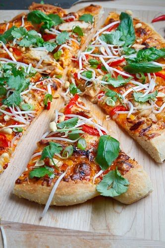 Thai Chicken Pizza with Sweet Chili Sauce Thai Pizza, Thai Chicken Pizza, Sweet Chili Sauce Recipe, Chili Sauce Recipe, Pasta Pizza, Thai Chicken, Chicken Pizza, Think Food, Sweet Chili Sauce