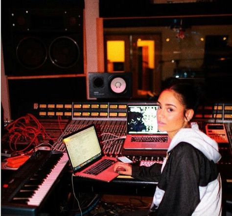 Recording Studio Pictures, Studio Sessions Music, Singers In The Studio, Music Studio Pics, Music Artist Photoshoot Studio, Studio Session Music, Music Industry Aesthetic, Recording Studio Aesthetic, Kehlani Parrish