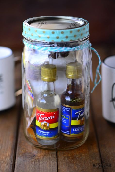 Coffee Jar Crafts, Coffee Gift Basket Ideas, Iced Coffee Gifts, Teacher Coffee Gifts, Coffee Mason Jar, Coffee Kit, Coffee Basket, Mason Jar Christmas Gifts, Coffee Gift Basket