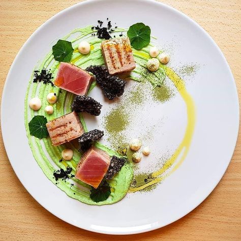 #Tuna tataki, avocado pea puree, garlic mayo, ink tapioca cracker, peas powder, chili olive oil  Follow Chef @sasa_vojnovic  On The… Creamy Cilantro Dressing, Tuna Tataki, Food Plating Techniques, Gourmet Food Plating, Cilantro Dressing, Garlic Mayo, Worlds Finest, Fish Salad, Idee Pasto Sano