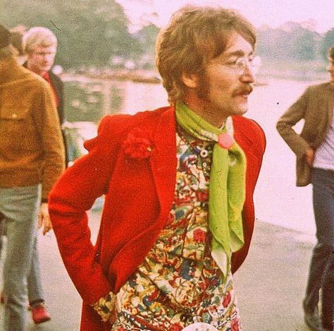 John Lennon. John Lennon Fashion, Beatles Outfit, Ying Gao, Beatles Fashion, Beatles Pictures, 60s 70s Fashion, Beatles John, The Fab Four, I'm With The Band