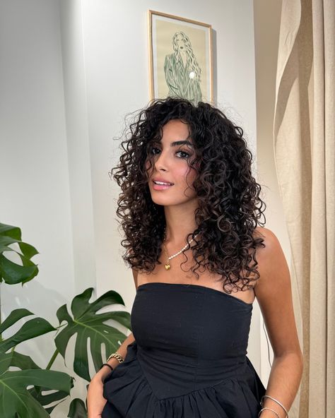 28 Medium Curly Hairstyles for Women: Stylish Ideas for Natural Curls 3b Curly Hair Layers, Medium Curly Hairstyles For Women, Medium Length Curly Haircut, 2c Haircut, Medium Length Curly Haircuts, Side Part Curly Hair, Cute Hairstyles For Medium Length, Medium Curly Hairstyles, 3b Curly Hair