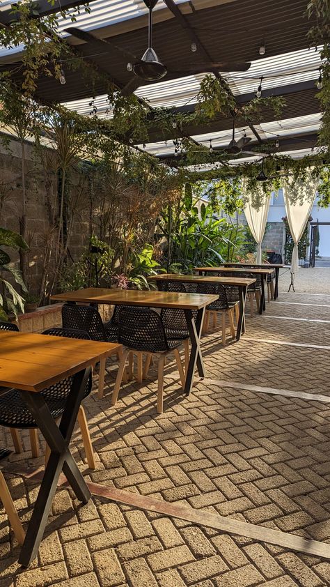 Restaurant Outdoor Seating Ideas Garden, Low Cost Restaurant Design, Restaurant Garden Design Outdoor, Upscale Restaurant Design, Deli Cafe Ideas Interior Design, Ideas Para Restaurantes Al Aire Libre, Coffee Shop Outdoor Design, Patio Restaurant Ideas, Rustic Cafe Ideas