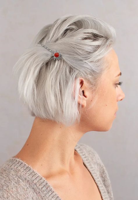 solana bobby pin short white hair Short Blonde Hair Color Ideas, Short Blonde Hair Color, Short Gray Hair, Grey Hair Journey, Relax Weekend, Grey Bob Hairstyles, Grey Blonde Hair, Rose Inc, Short White Hair