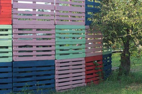 18 Pallet Fence Ideas That Cost Next to Nothing to Build Wooden Pallet Diy, Pallet Fence Ideas, Free Standing Fence, Wood Pallet Fence, Pallet Fence Diy, Wood Fence Ideas, Backyard On A Budget, Vertical Pallet Garden, Herb Garden Pallet