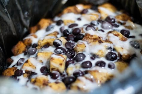 Crockpot Blueberry Cinnamon Bake Recipe Cinnamon Bake, Crockpot Cinnamon Rolls, Blueberry Cinnamon Rolls, Breakfast Cinnamon, Crockpot Breakfast Casserole, Cinnamon Roll Casserole, Breakfast Crockpot Recipes, Cinnamon Roll Bake, Cinnamon Breakfast