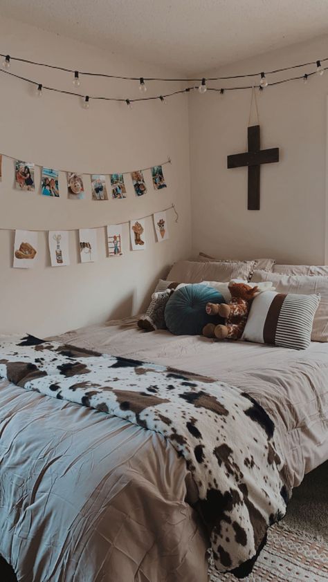 Cowboy Dorm Room Ideas, Country Theme Dorm Room, Country Bed Sheets, Cow Print Aesthetic Room, Western Photo Collage Wall, Cute Bedroom Ideas Country, Aesthetic Western Room Ideas, Western Girl Room Ideas, Country Room Asthetics