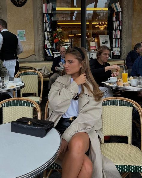 Cream Blazer Outfit, Blazer Aesthetic, Grace Foley, Trench Coat Outfit Ideas, Trench Coat Outfit Fall, Paris Trip Outfits, Fall Trench Coat, Rich Girl Style, Coat Outfit Ideas