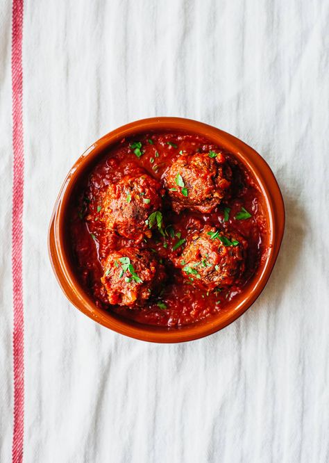 Smoky Spanish-Style Vegan Meatballs Spanish Vegetarian Tapas, Vegan Spanish Tapas, Vegan Michelin Recipes, Vegetarian Tapas Recipes, Vegan Tapas Recipes, Veggie Tapas, Vegan Croquettes, Hosting Themes, Vegan Tapas