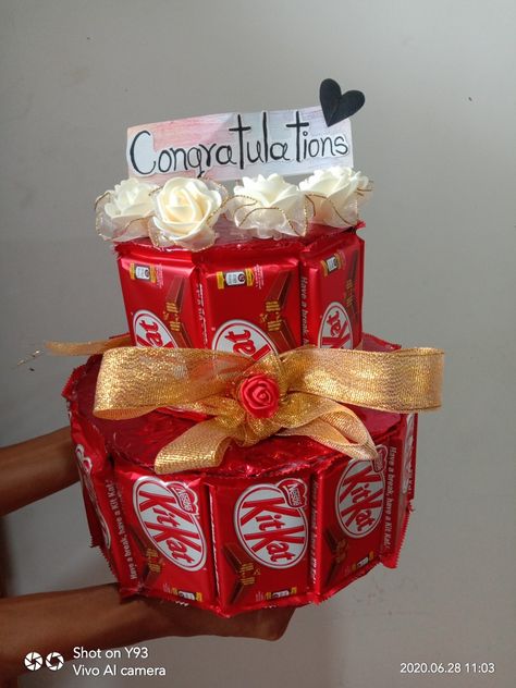 Kitkat Bouquet Gift Ideas, Chocolate Packing Ideas Gift Diy, Choclate Packing Ideas Gift, Kitkat Lover, Hamper Diy, Kitkat Chocolate, Candy Bar Bouquet, Diy Gifts Videos, Chocolate Basket