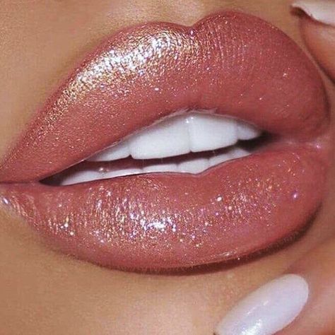 Fashion & Lifestyle on Instagram: “. Follow @ilovebeinstyle for more Follow @ilovebeinstyle for more . . Credit: Unknown, DM for credit/removal . . #fashiongram #styled…” Gold Eyeliner, Sparkly Eyeshadow, Metallic Lipstick, Glitter Eyeshadow Palette, Lips Makeup, Makeup Tricks, Makeup Hacks, Eyeliner Tutorial, Lip Art